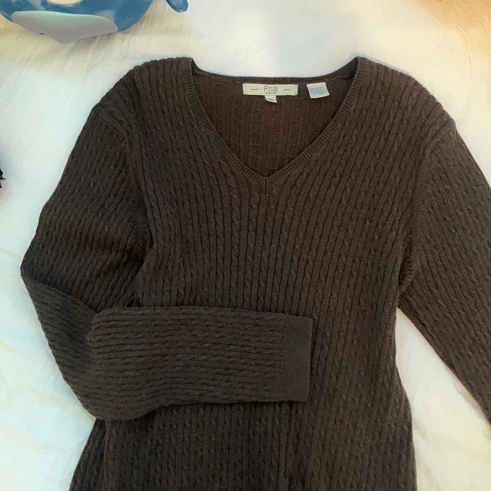 petite brown sweater !